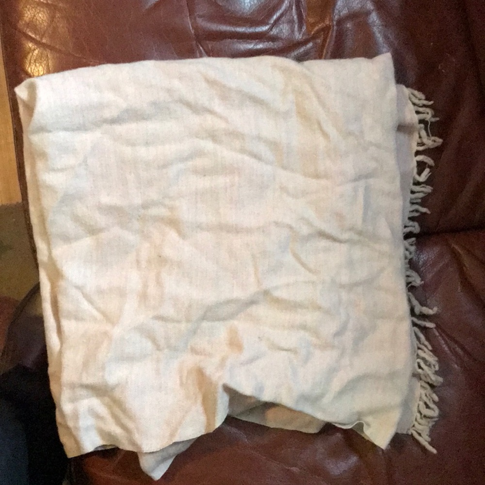 Woolen Shawl - Picture 2 of 2